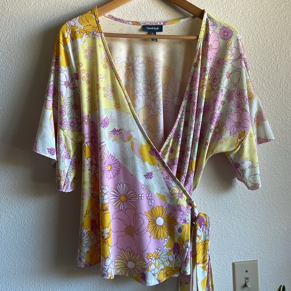ModCloth Floral Wrap Tie V Neck Blouse in Floral Fields L - Picture 4 of 9